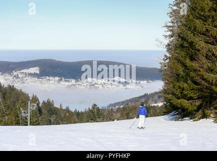 GERARDMER, Francia - FEB 17- Closeup su sciatore durante l annuale La scuola invernale vacanza sulla Feb 17, 2015 in Gerardmer, Francia Foto Stock