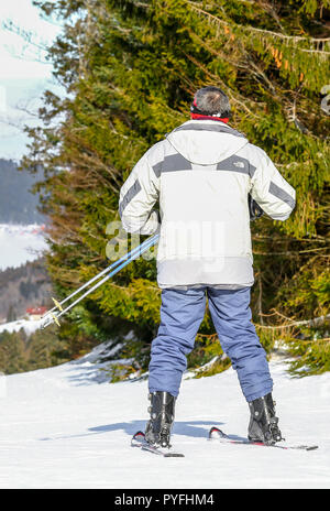 GERARDMER, Francia - FEB 17- Closeup su sciatore durante l annuale La scuola invernale vacanza sulla Feb 17, 2015 in Gerardmer, Francia Foto Stock