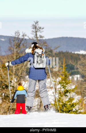 GERARDMER, Francia - FEB 17- Closeup su sciatore durante l annuale La scuola invernale vacanza sulla Feb 17, 2015 in Gerardmer, Francia Foto Stock