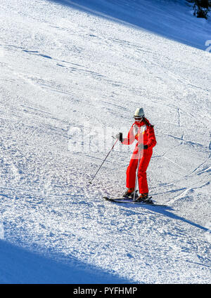 GERARDMER, Francia - FEB 17- Closeup su sciatore durante l annuale La scuola invernale vacanza sulla Feb 17, 2015 in Gerardmer, Francia Foto Stock