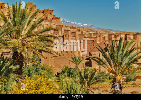 Marocco IL KSAR AIT BENHADDOU e palme da dattero e innevate montagne Atlas Foto Stock