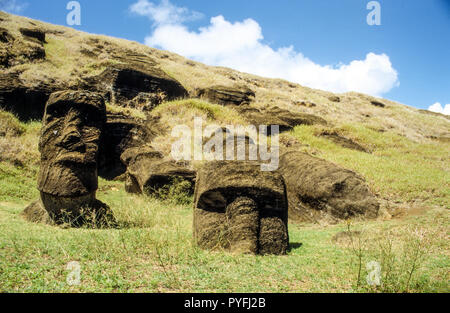 Due statue Moai ad angoli su una collina Foto Stock