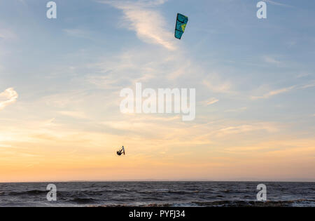 Il kite surf con un bel tramonto a Weston super Mare. Foto Stock