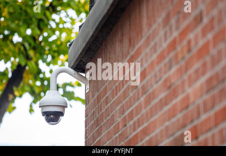 Concetto di sicurezza. Sorveglianza telecamera TVCC su un muro di mattoni, primo piano Foto Stock