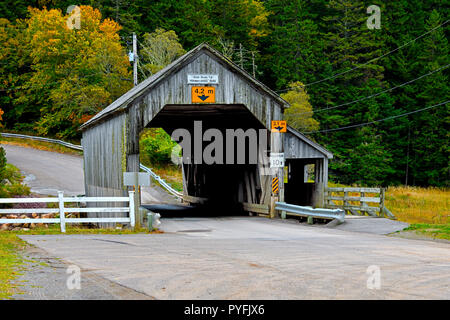 Un paesaggio orizzontale immagine del Hardscrabble coperto ponte che attraversa il fiume irlandese a Saint Martins New Brunswick Canada. Foto Stock