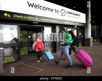 I passeggeri arrivino a Leeds Bradford Airport Yeadon West Yorkshire Inghilterra Foto Stock