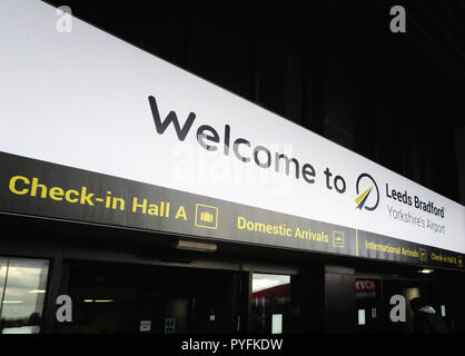 Segno di benvenuto a Leeds Bradford Airport Yeadon West Yorkshire Inghilterra Foto Stock