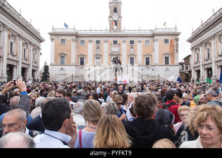 Roma, Italia. 27 ott 2018. La dimostrazione in Piazza del Campidoglio a Roma con centinaia di cittadini romani per difendere la dignità di Roma Credito: Matteo Nardone/Pacific Press/Alamy Live News Foto Stock