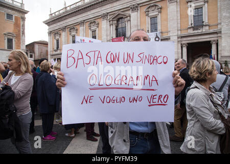 Roma, Italia. 27 ott 2018. La dimostrazione in Piazza del Campidoglio a Roma con centinaia di cittadini romani per difendere la dignità di Roma Credito: Matteo Nardone/Pacific Press/Alamy Live News Foto Stock