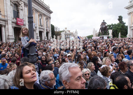 Roma, Italia. 27 ott 2018. La dimostrazione in Piazza del Campidoglio a Roma con centinaia di cittadini romani per difendere la dignità di Roma Credito: Matteo Nardone/Pacific Press/Alamy Live News Foto Stock