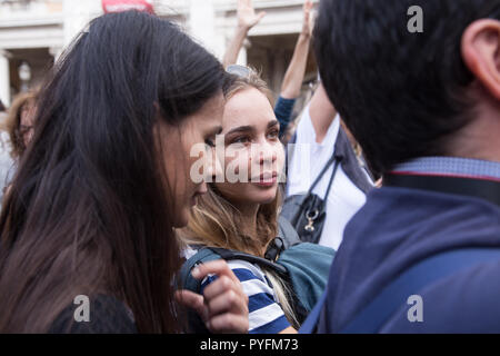 Roma, Italia. 27 ott 2018. La dimostrazione in Piazza del Campidoglio a Roma con centinaia di cittadini romani per difendere la dignità di Roma Credito: Matteo Nardone/Pacific Press/Alamy Live News Foto Stock