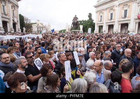 Roma, Italia. 27 ott 2018. La dimostrazione in Piazza del Campidoglio a Roma con centinaia di cittadini romani per difendere la dignità di Roma Credito: Matteo Nardone/Pacific Press/Alamy Live News Foto Stock