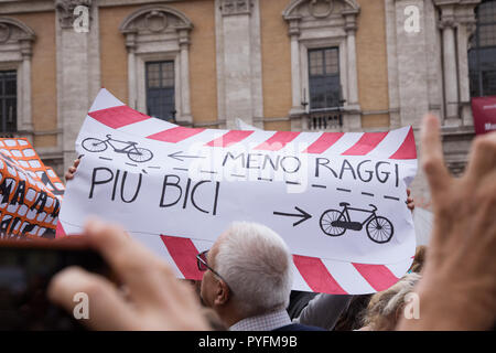 Roma, Italia. 27 ott 2018. La dimostrazione in Piazza del Campidoglio a Roma con centinaia di cittadini romani per difendere la dignità di Roma Credito: Matteo Nardone/Pacific Press/Alamy Live News Foto Stock