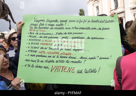 Roma, Italia. 27 ott 2018. La dimostrazione in Piazza del Campidoglio a Roma con centinaia di cittadini romani per difendere la dignità di Roma Credito: Matteo Nardone/Pacific Press/Alamy Live News Foto Stock