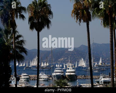 AJAXNETPHOTO. 2018. CANNES, Francia. - COTE D'Azur Resort - guardando ad ovest di fronte alla baia di Cannes con barche a vela a competere in REGATES ROYALES CANNES intorno alla baia di gara. Foto:JONATHAN EASTLAND/AJAX REF:GX8 180310 743 Foto Stock