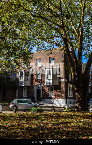 Una casa a tre piani in una zona verde, Highgate Village, Londra, Inghilterra, Regno Unito. Foto Stock