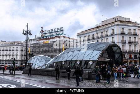 Ingresso moderno per Metro Sol a Plaza Puerta del Sol di Madrid, Spagna. Foto Stock