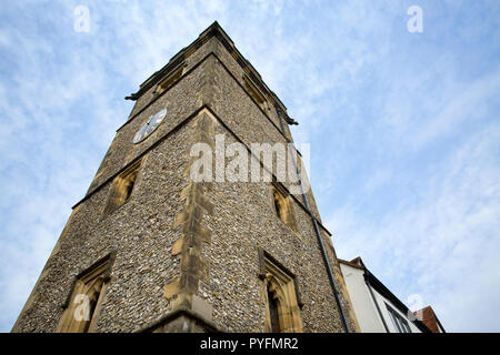 La Torre dell Orologio tra luogo di mercato e di riga francese dal livello della strada, St Albans, Hertfordshire, Inghilterra Foto Stock