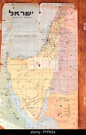 Israele - circa 1967: un usato vintage busta israeliano e il francobollo (campagna poster) che mostra una mappa della guerra del 1967 con la scritta "La scoperta di Israele in rafia Post Office', serie 1967 Foto Stock