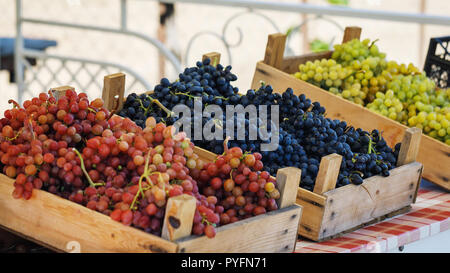 Mature e saporite uve di varietà diverse sui ripiani del mercato, close-up Foto Stock