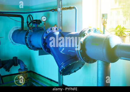 Le valvole a saracinesca installata su tubi dipinte di blu. Background Industriale. Foto Stock