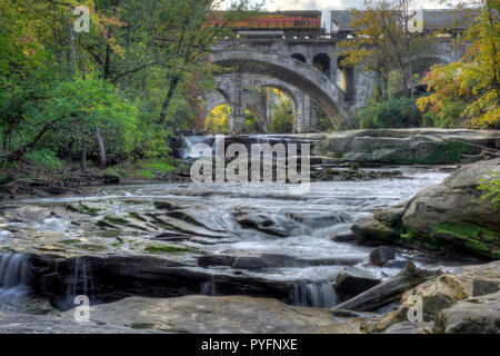 Berea cade Ohio durante i colori dell'autunno. L'arcata in pietra treno ponti per fare un bel sfondo. Foto Stock