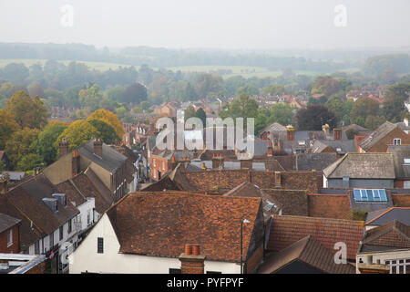 Vista sui tetti dalla città di Clock Tower, guardando ad ovest verso Fishpool Street e i resti di epoca romana di Verulamium. St Albans, Hertfordshire, Inghilterra Foto Stock