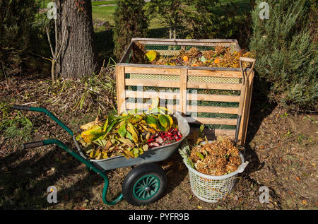 Immagine del compost bin in giardino d'autunno Foto Stock