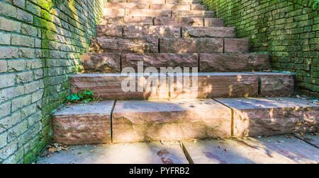 Rossa lunga scalinata di pietra passaggi realizzati in granito di grandi blocchi di pietra vecchio stile retrò texture di sfondo Foto Stock