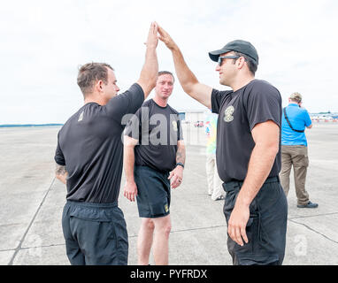 US Army Golden Knights ai membri del team fornendo a ciascun altro ad alta cinque. Foto Stock