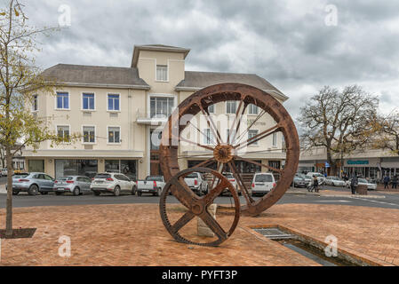 STELLENB.S., SUD AFRICA, Agosto 16, 2018: la storica OVERSHOT WATERWHEEL del Nieuwe Molen (mill) in Stellenbosch nella provincia del Capo occidentale. Foto Stock