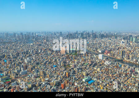 Vista aerea della città di Tokyo skyline con birra Asahi Hall, Asahi fiamma o Golden Turd, Fiume Sumida ponti e area di Asakusa. Ore diurne. Tokyo, Giappone. Foto Stock