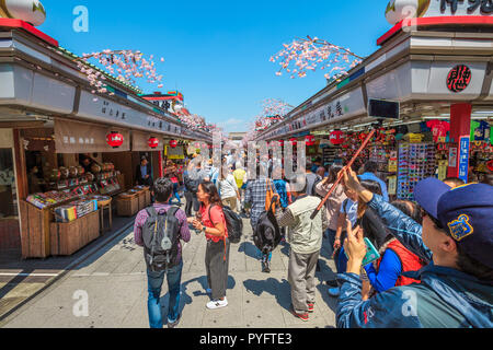 Tokyo, Giappone - 19 Aprile 2017: la folla di gente in primavera sakura sul Nakamise Dori, street con il cibo e i negozi di souvenir, connetting il Kaminarimon porta d'ingresso del Senso-ji tempio buddista. Foto Stock