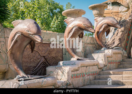 Verona, Italia - 8 Settembre 2015: Le Statue dei delfini presso l ingresso nel regno di Atlantis e il parco divertimenti di Gardaland. Foto Stock