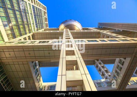 Tokyo, Giappone - 19 Aprile 2017: sprospective vista della Fuji Television Building e osservatorio in Odaiba, Minato distretto. Fuji TV quartier generale è noto per le sue bizzarre e architettura futuristica. Foto Stock