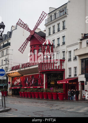 Parigi, Francia - 7 Gennaio 2018: Moulin Rouge a Parigi. Si tratta di un famoso cabaret costruito nel 1889, posizione nel quartiere di Montmartre. Foto Stock