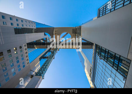 Osaka, Giappone - 28 Aprile 2017: vista dal basso del Giardino galleggiante osservatorio di Umeda Sky Building, Kita-ku district.La struttura si compone di due torri gemelle collegate le une alle altre in piani superiori Foto Stock