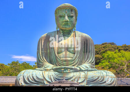 Big Buddha o Daibutsu sul cielo blu, uno dei la più grande statua in bronzo di Buddha Vairocana. Kotoku-nel tempio buddista a Kamakura dal vecchio Giappone, espressi nel 1252. Foto Stock