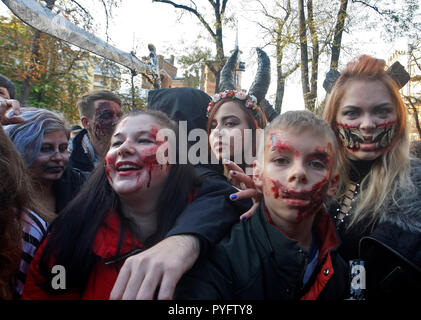 Si vedono persone vestite di zombie costumi e make-up durante le celebrazioni. Centinaia di persone hanno marciato per le strade di Kiev downtown, alla vigilia di Halloween zombie celebrazioni. Foto Stock