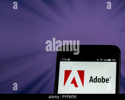 Adobe Inc. logo che si vede visualizzato sul telefono intelligente. Adobe Inc. è una multinazionale americana computer software company. Foto Stock