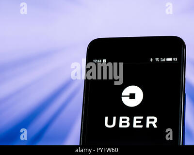Uber autostop logo azienda vede visualizzato sul telefono intelligente. Uber Technologies Inc. è un peer-to-peer autostop, taxi, consegna del cibo, bicicletta-la condivisione e la rete di trasporti azienda Foto Stock