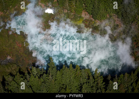 La cottura a vapore sul lago termale nei pressi di Waiotapu zona termale, vicino a Rotorua, Isola del nord, Nuova Zelanda - aerial Foto Stock