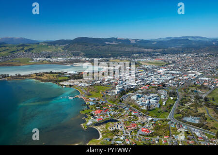 Ohinemutu Villaggio Maori, lago di Rotorua, il lungomare e il centro della città, a Rotorua, Isola del nord, Nuova Zelanda - aerial Foto Stock