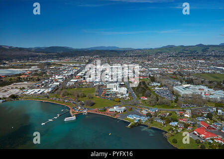 Ohinemutu Villaggio Maori, lago di Rotorua, il lungomare e il centro della città, a Rotorua, Isola del nord, Nuova Zelanda - aerial Foto Stock