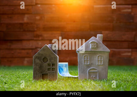 Due case e duecento sicli su erba verde Foto Stock