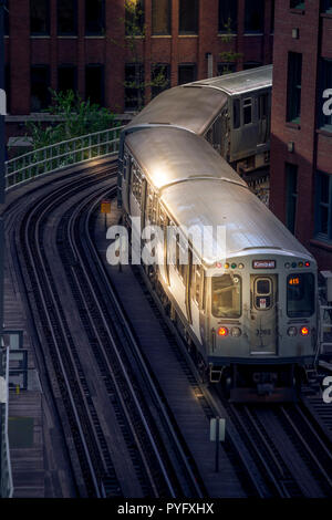 Treni pendolari su superfici curve, livelli elevati di binari del treno nel centro di Chicago Foto Stock