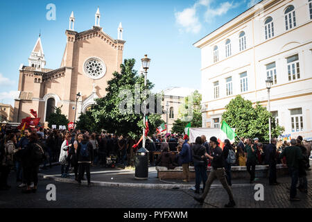 Roma, Italia. 27 ott 2018. Roma, Italia - 27 ottobre due opposte manifestazioni presidio di Forza Nuova in Piazza di Porta Maggiore, per chiedere giustizia dopo l assassinio di Desiree Mariottini e manifestazione organizzata da ANPI contro il presidio di Forza Nuova, in San Lorenzo.Il 27 ottobre 2018 a Roma, Italia Credito: Andrea Ronchini/Pacific Press/Alamy Live News Foto Stock