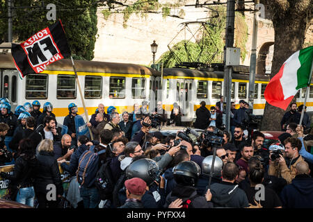 Roma, Italia. 27 ott 2018. Roma, Italia - 27 ottobre due opposte manifestazioni presidio di Forza Nuova in Piazza di Porta Maggiore, per chiedere giustizia dopo l assassinio di Desiree Mariottini e manifestazione organizzata da ANPI contro il presidio di Forza Nuova, in San Lorenzoon Ottobre 27, 2018 in Roma, Italia Credito: Andrea Ronchini/Pacific Press/Alamy Live News Foto Stock