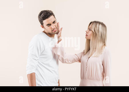 Coppia giovane quarreling isolato sul beige, i problemi di relazione di concetto Foto Stock