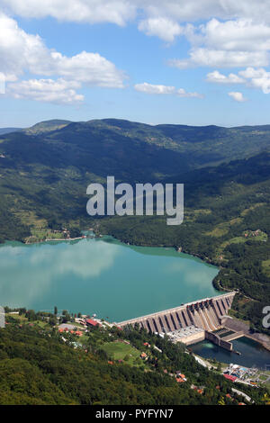 Centrale idroelettrica Perucac sul fiume Drina e il paesaggio delle colline della Serbia Foto Stock